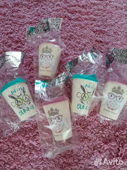 Стакан с крышками и пробки для бутылок