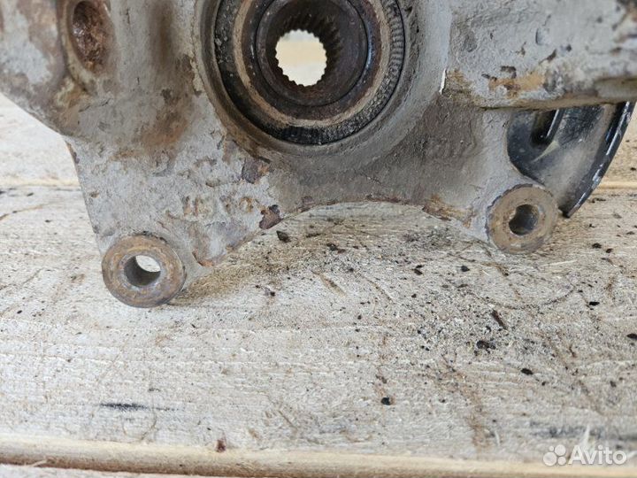 Кулак поворотный передний левый Nissan Terrano 3