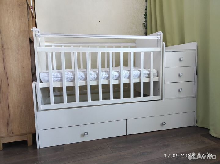 Детская кроватка с поперечным маятником