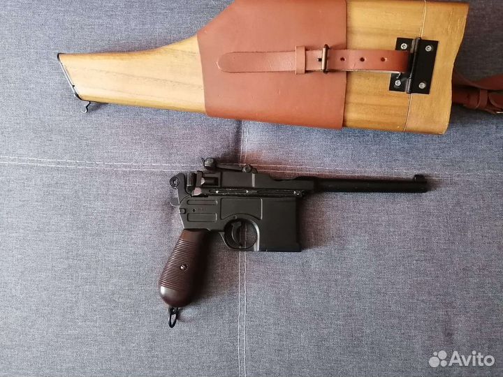 Модель и кобура