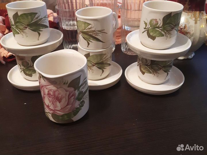 Чашка с блюдцем и молочник