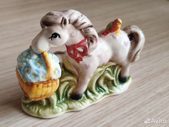 Фарфоровая статуэтка лошадь