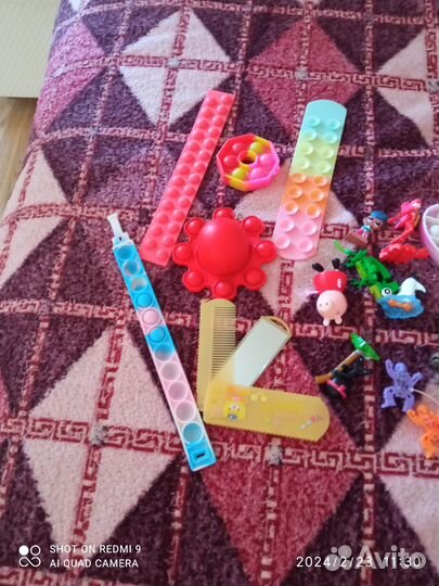 Игрушки пакетом поп ит и игрушки из киндеров