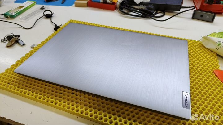 Lenovo 15.6 IPS R3 4300U/8 GB/Vega5 2gb/SSD 256