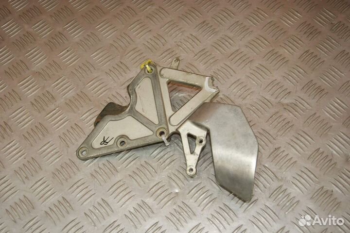 Крепление подножки водителя правое Suzuki Bandit 2