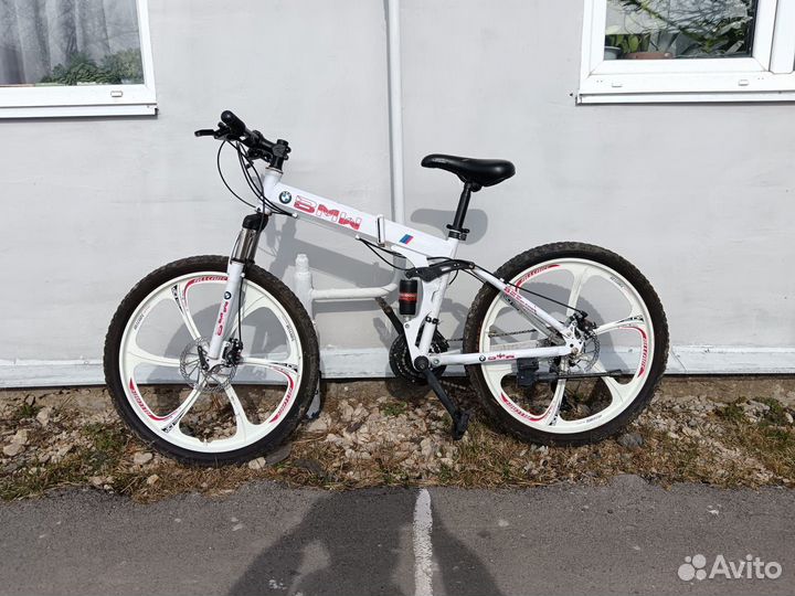 Велосипед на литых дисках BMW