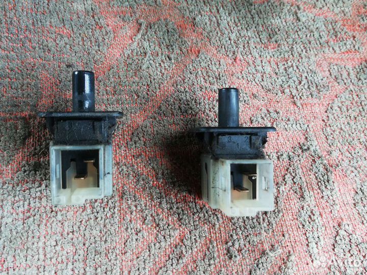 Концевик двери Мерседес W210