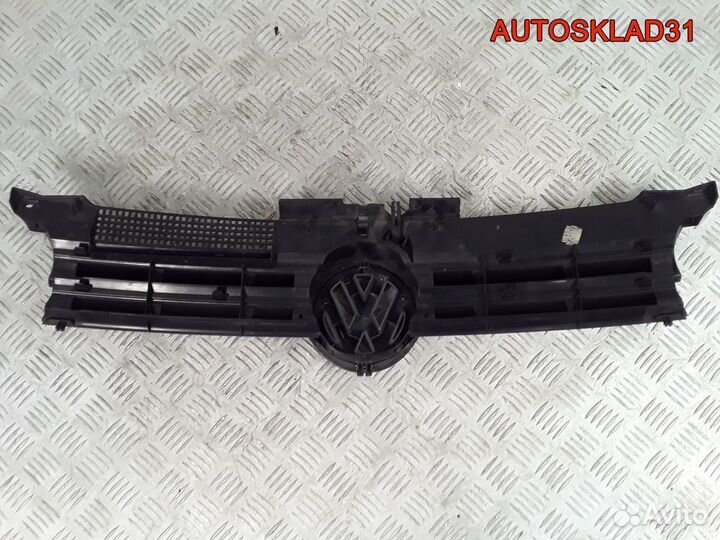 Решетка радиатора Volkswagen Golf 4 1J0853651F