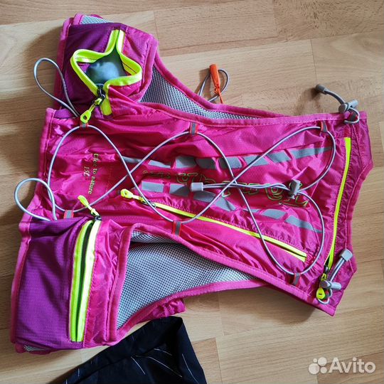 Беговой рюкзак и шорты женские Asics