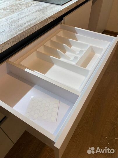 Белый прямой кухонный гарнитур в потолок