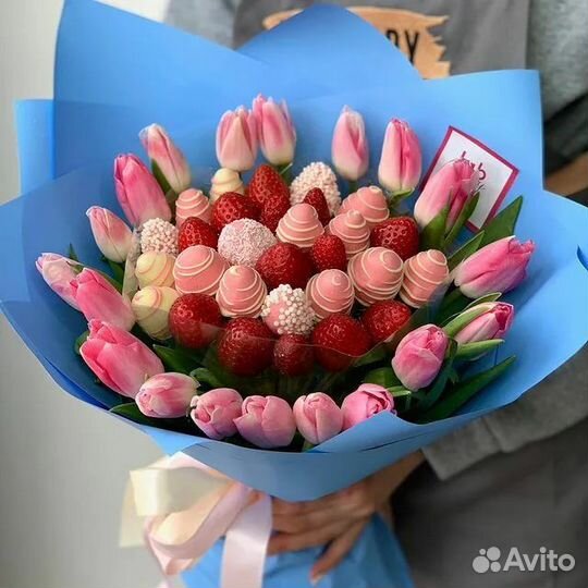 Вкусные букеты из клубники в шоколаде и цветов