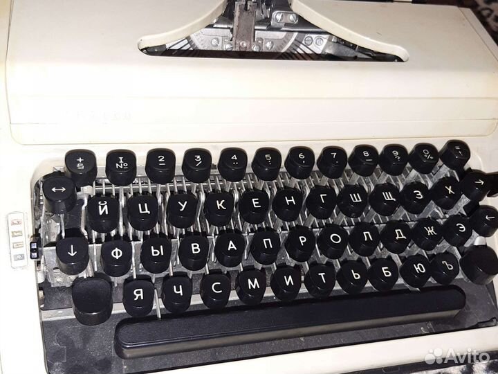 Портативная механическая пишущая машинка