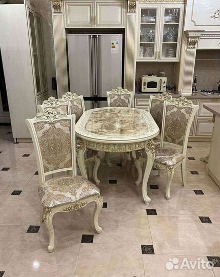 Большой обеденный стол и стулья