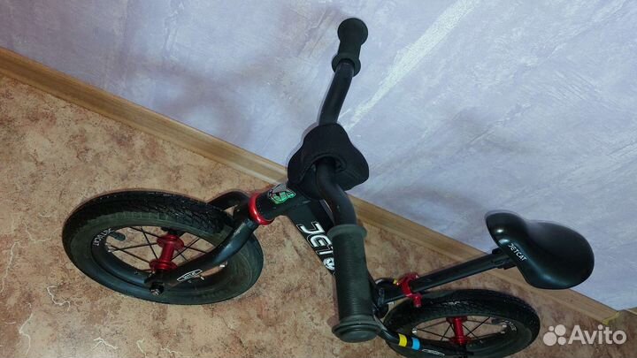 Легкий беговел jetcat 12 sport air pro lll (3 кг)