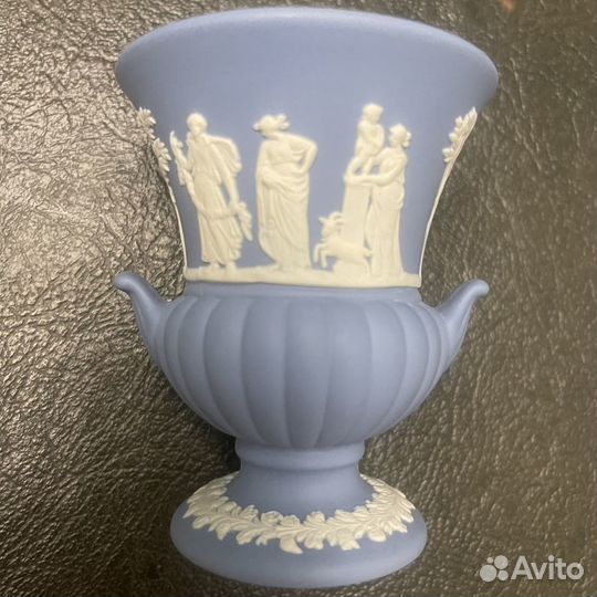 Wedgwood голубая классика с барельефом Винтаж