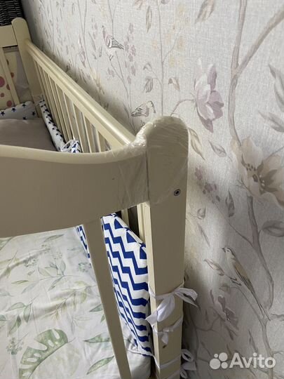 Детская кроватка с маятником и ящиком