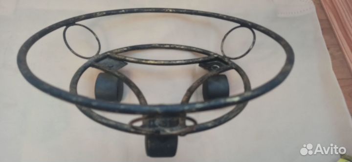 Кованная подставка для цветов на колесиках