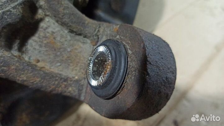 Кулак задний левый Toyota Highlander 3.5 2GR-FE