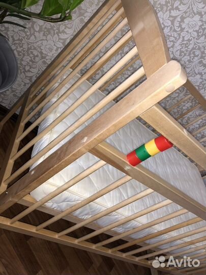 Кровать с матрасом, простынью и игрушкой