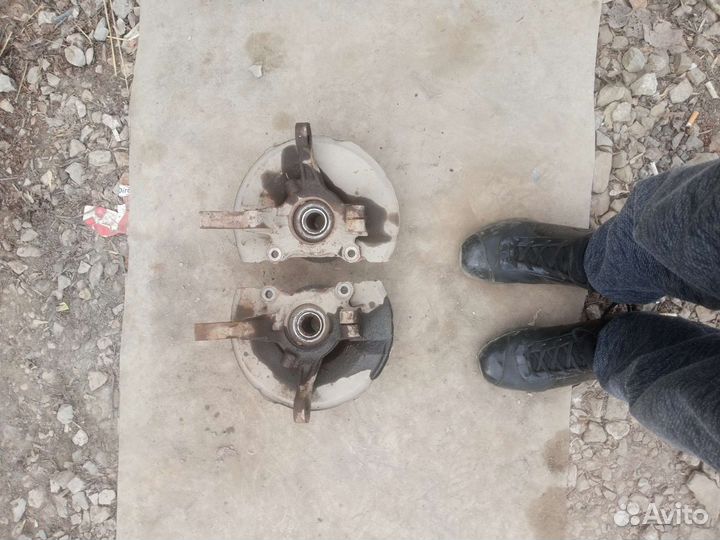 Кулак поворотный передний Митсубиси х