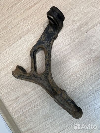 Нижный левый рычаг на Фольксваген туарег