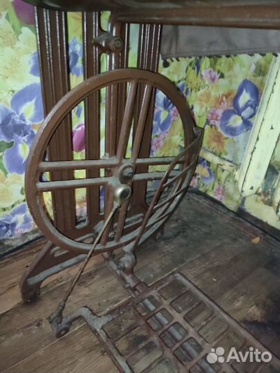 Швейная машина ножная СССР, подножье металл