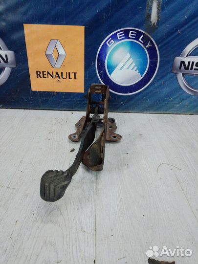 Педаль тормоза Nissan qashqai J11