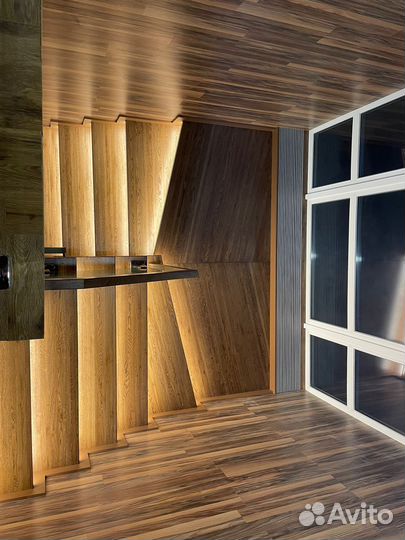 Обшивка бетонной межэтажной лестницы дубом с стеклянным ограждением