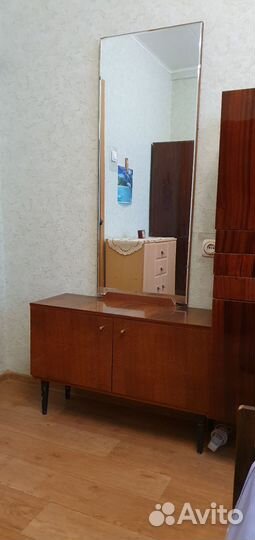 Трюмо с зеркалом