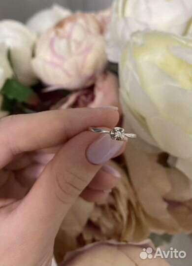 Кольцо с бриллиантом
