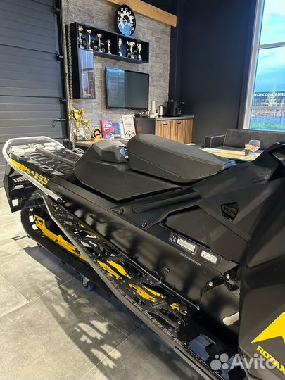 Снегоход BRP Ski-Doo Summit NEO+ 600 EFI