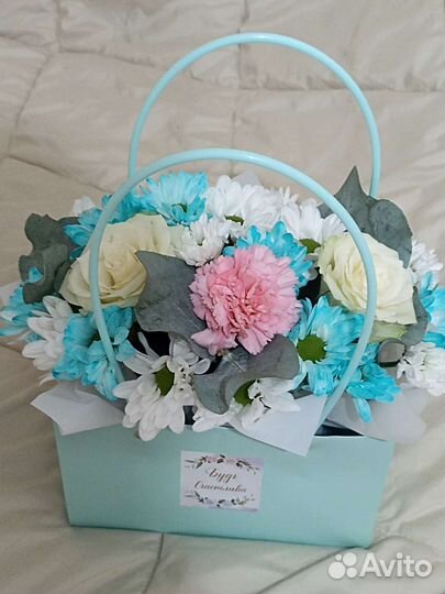 Букеты из живых цветов в сумочках доставка