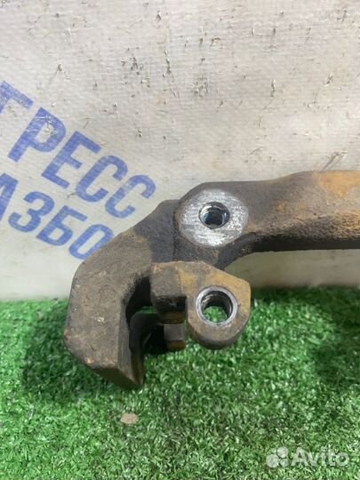 Скоба суппорта передняя правая Ford Fusion хэтчбек