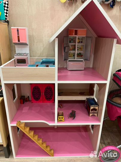 Большой кукольный домик с мебелью