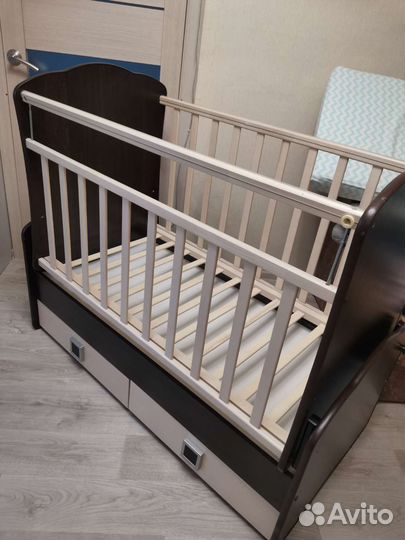 Детская кроватка с маятником и ящиками