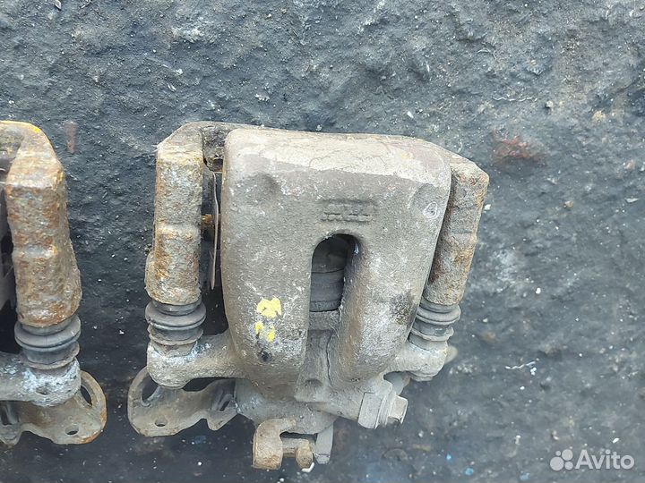 Суппорт тормозной задний Опель Зафира Б