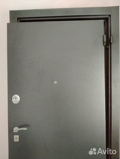 Стальная дверь с замками Cisa