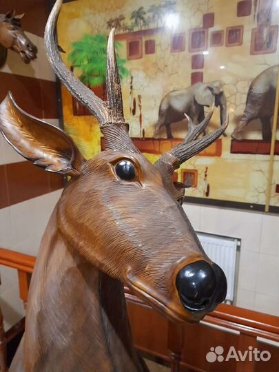 Статуя оленя из дерева