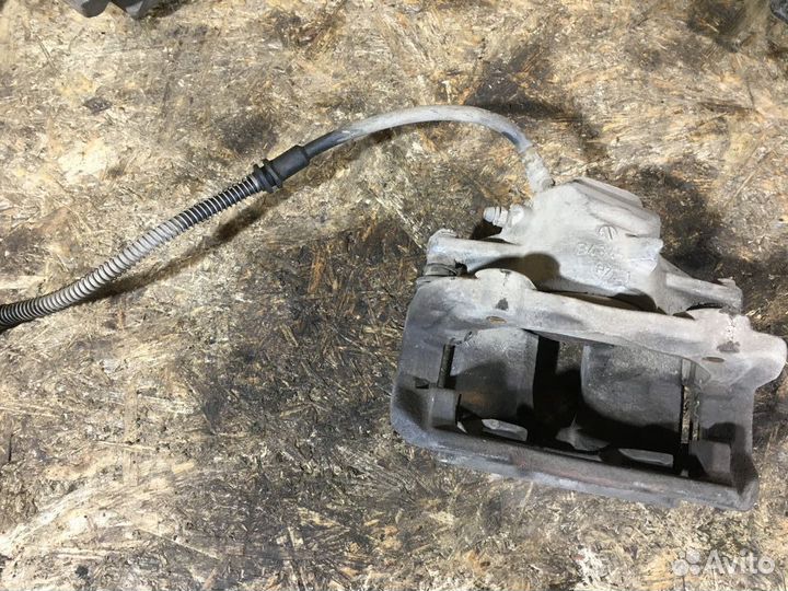 Суппорт передний правый Mercedes-Benz C W204