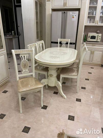 В наличии стол