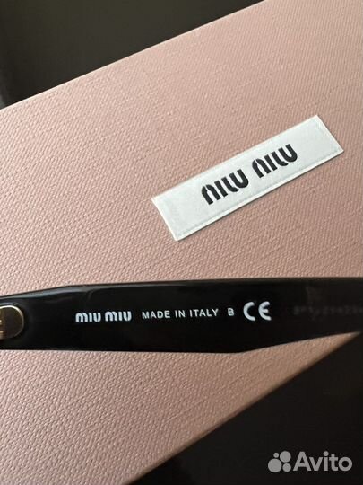 Солнцезащитные очки Miu Miu