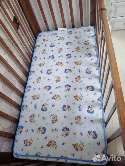 Детская кроватка с маятником