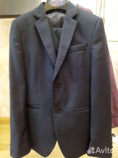 Школьный костюм с подарком рост. 128-134, рубашки