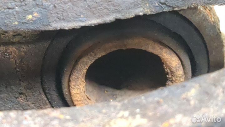 Суппорт Mitsubishi Space Wagon, 1999