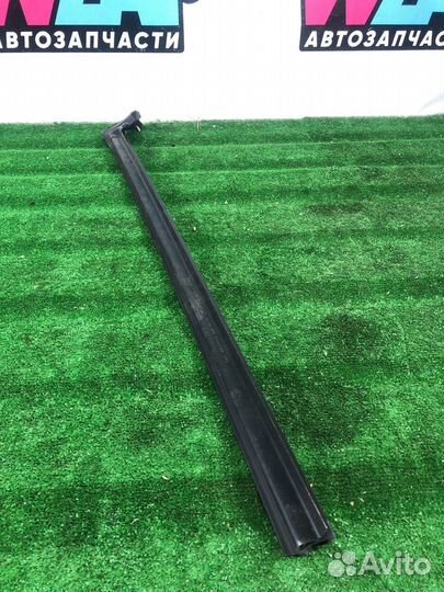 Уплотнитель стекла двери передний правый Ford