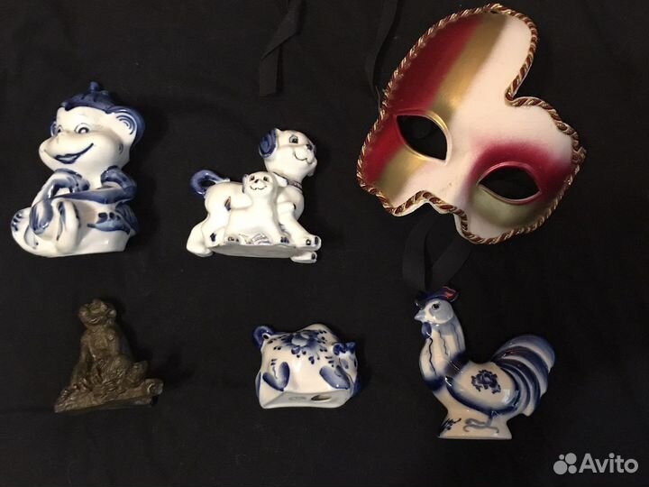 Фигурки, маска, гжель