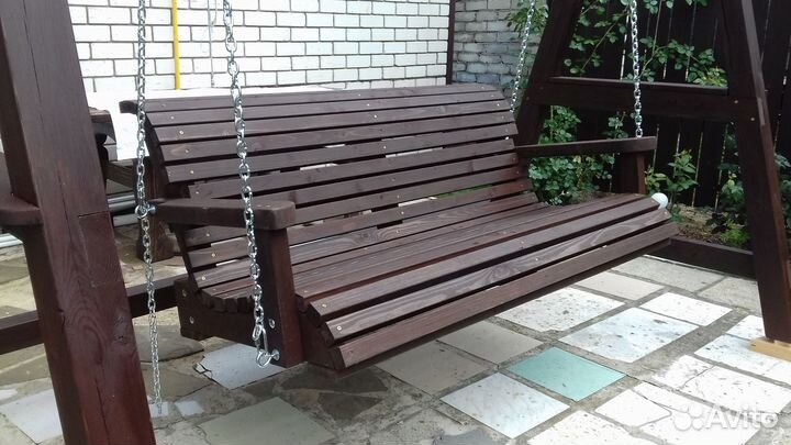 Качели из дерева и телега декоративная