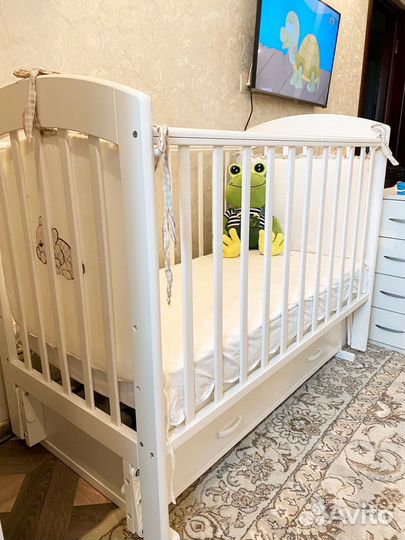 Белая детская кроватка