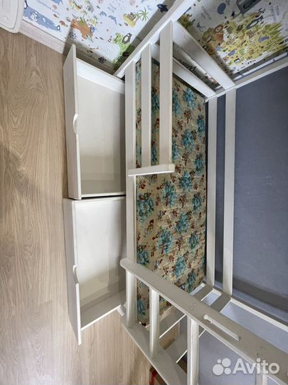 Кровать двухьярусная домик