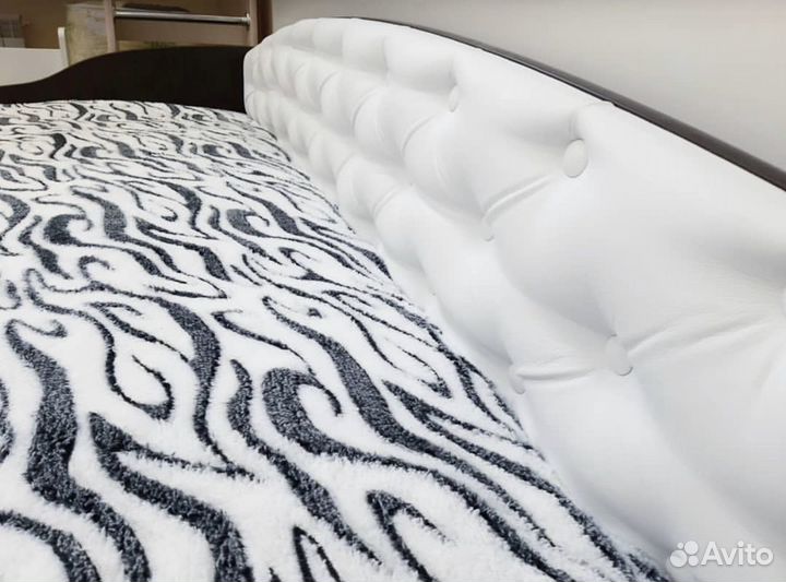 Большая кровать с мягкой спинкой